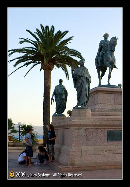 Corsica-Aiaccio-584-Large.jpg - Ajaccio - Ajacciu "Place De Gaulle: statua equestre di Napoleone in veste di imperatore romano, circondato dai suoi quattro fratelli"