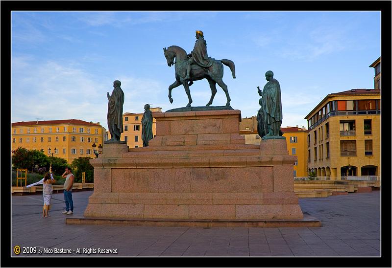 Corsica-Aiaccio-585-Large.jpg - Ajaccio - Ajacciu "Place De Gaulle: statua equestre di Napoleone in veste di imperatore romano, circondato dai suoi quattro fratelli"