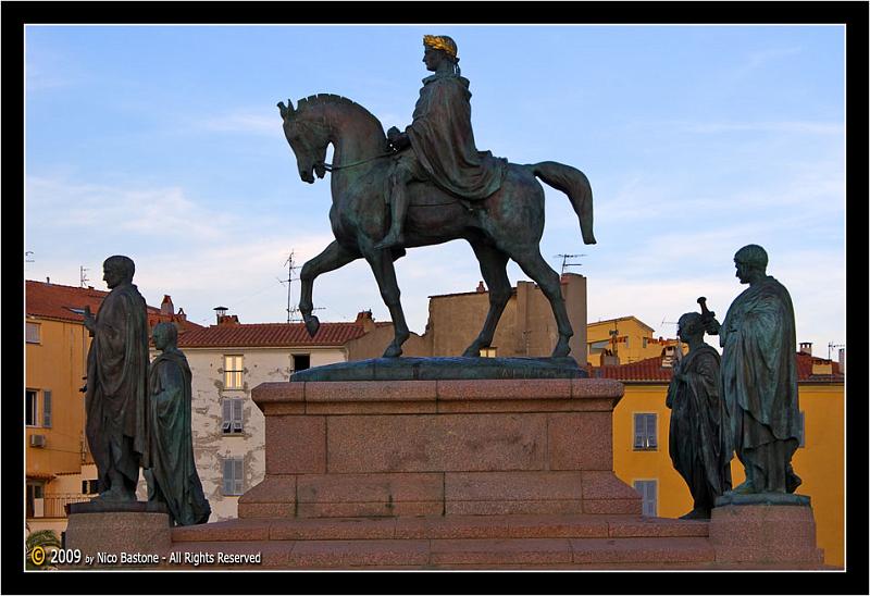 Corsica-Aiaccio-587-Large.jpg - Ajaccio - Ajacciu "Place De Gaulle: statua equestre di Napoleone in veste di imperatore romano, circondato dai suoi quattro fratelli"