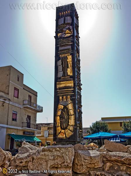 Lampedusa-4949-Large.jpg - Lampedusa "l'obelisco 'Cassodoro' opera dell'artista Arnaldo Pomodoro"