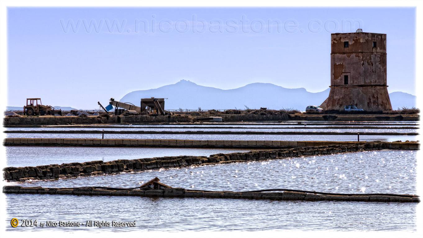 Saline 16 "Salina Culcasi. Sullo sfondo la Torre di Nubia"