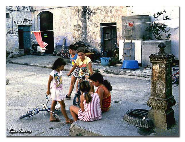 Ragazzini nel baglio - Kids in the courtyard